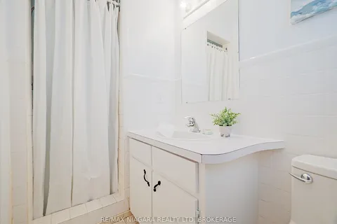 31 Oakridge Crescent, Port Colborne, ON L3K 2T3