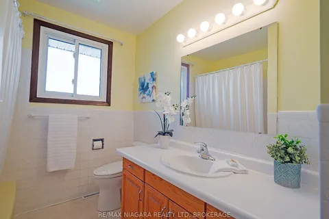31 Oakridge Crescent, Port Colborne, ON L3K 2T3
