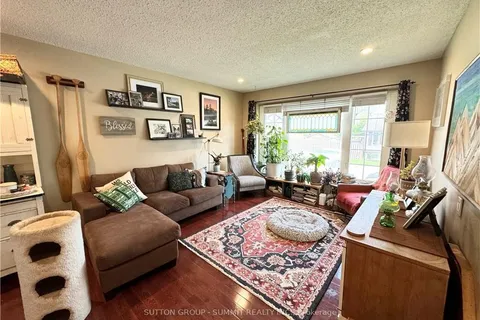 11 Rowan Court, Hamilton, ON L8W 1V9