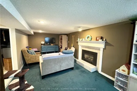 11 Rowan Court, Hamilton, ON L8W 1V9