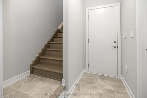 527 SHAVER Road, Hamilton, ON L9C 0J1
