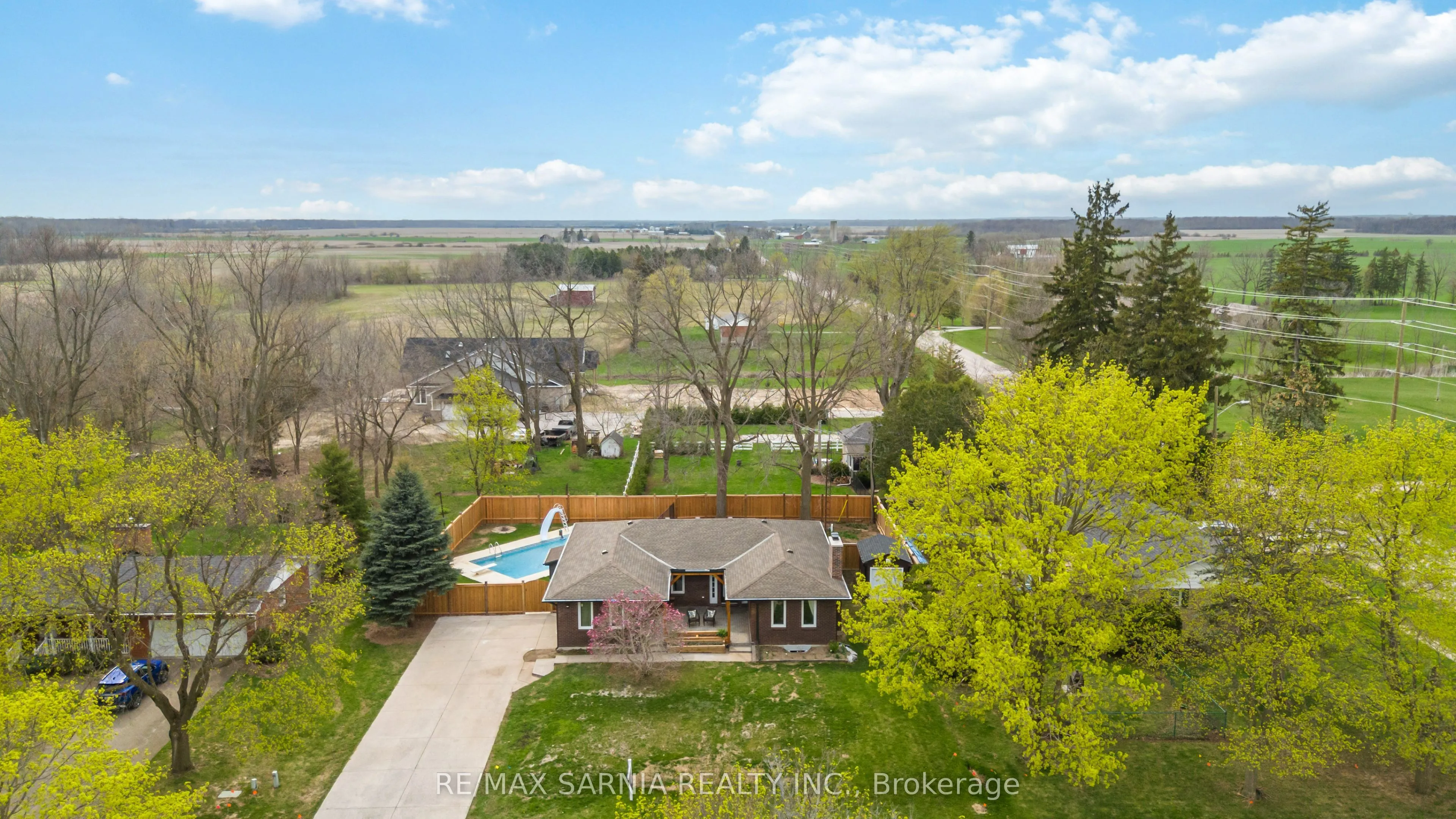 12 Sunset Avenue, Warwick, ON N0M 1S0
