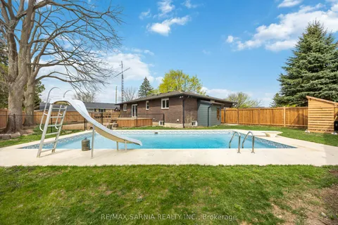 12 Sunset Avenue, Warwick, ON N0M 1S0