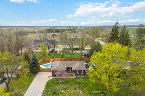 12 Sunset Avenue, Warwick, ON N0M 1S0