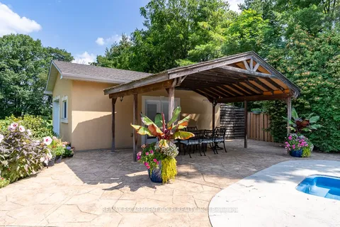 24 JOHN MARTIN Crescent, Hamilton, ON L8B 0Z9