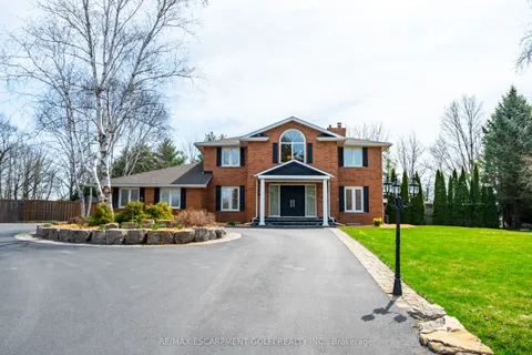24 JOHN MARTIN Crescent, Hamilton, ON L8B 0Z9
