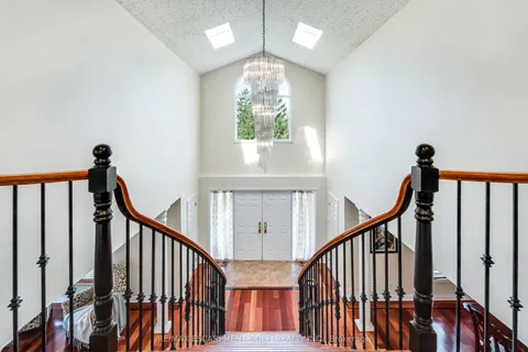 24 JOHN MARTIN Crescent, Hamilton, ON L8B 0Z9