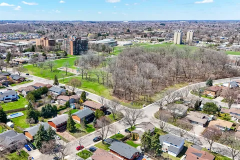 181 Burrwood Drive, Hamilton, ON L9C 3T3