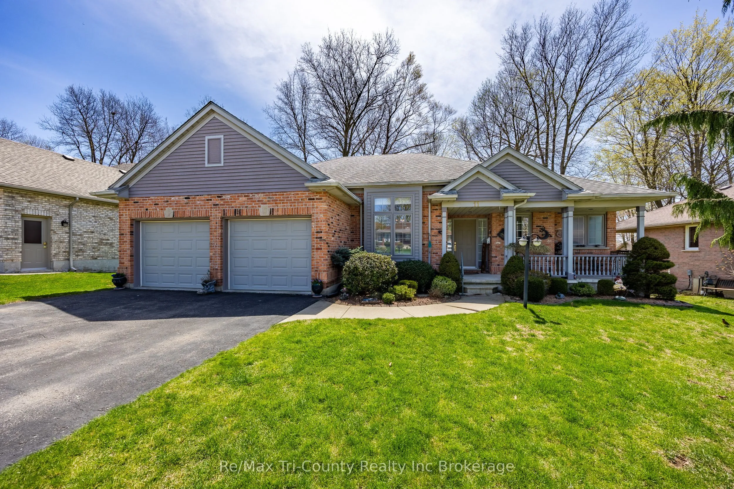 11 Woodside Drive, Tillsonburg, ON N4G 5P9