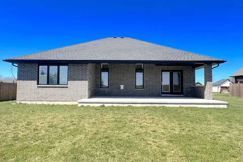 4062 Van Bree Drive, Plympton-Wyoming, ON N0N 1J6