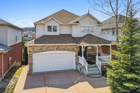 704 Brandenburg Boulevard, Waterloo, ON N2T 2V4
