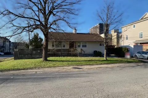 1125 Rockingham Avenue, Billings Bridge - Riverside Park and Area, ON K1H 8A4