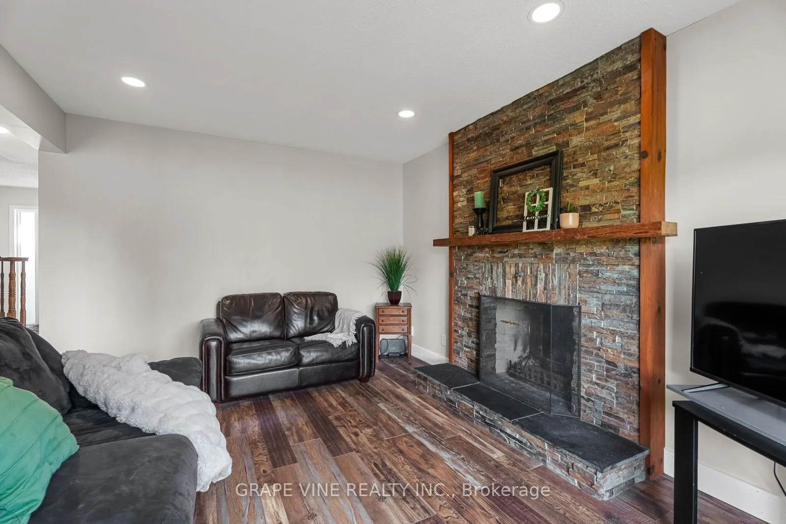 35 Bluemeadow Way, Kanata, ON K2M 1L7