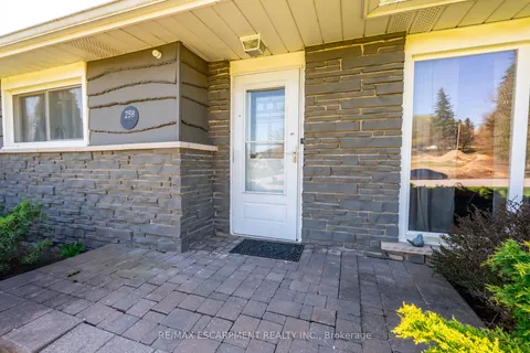 258 Oakhill Drive, Brantford, ON N3T 5L7