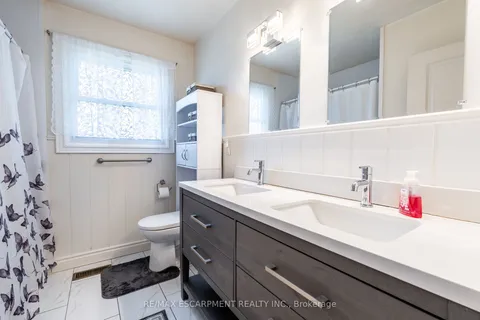 258 Oakhill Drive, Brantford, ON N3T 5L7