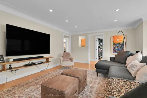 328 Pleasant Park Road, Alta Vista and Area, ON K1H 5M8