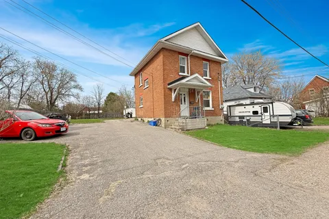 142 BANK Street, Renfrew, ON K7V 2E8