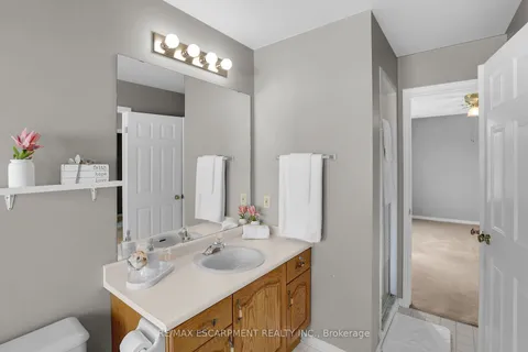 5129 Crimson King Way, Lincoln, ON L3J 0J2