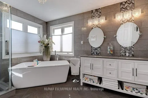 35 Lido Drive, Hamilton, ON L8E 5E8