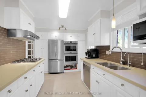 167 Abbeyhill Drive, Kanata, ON K2L 2E9