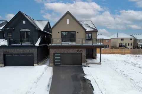7538 Splendour Drive, Niagara Falls, ON L2H 3V9