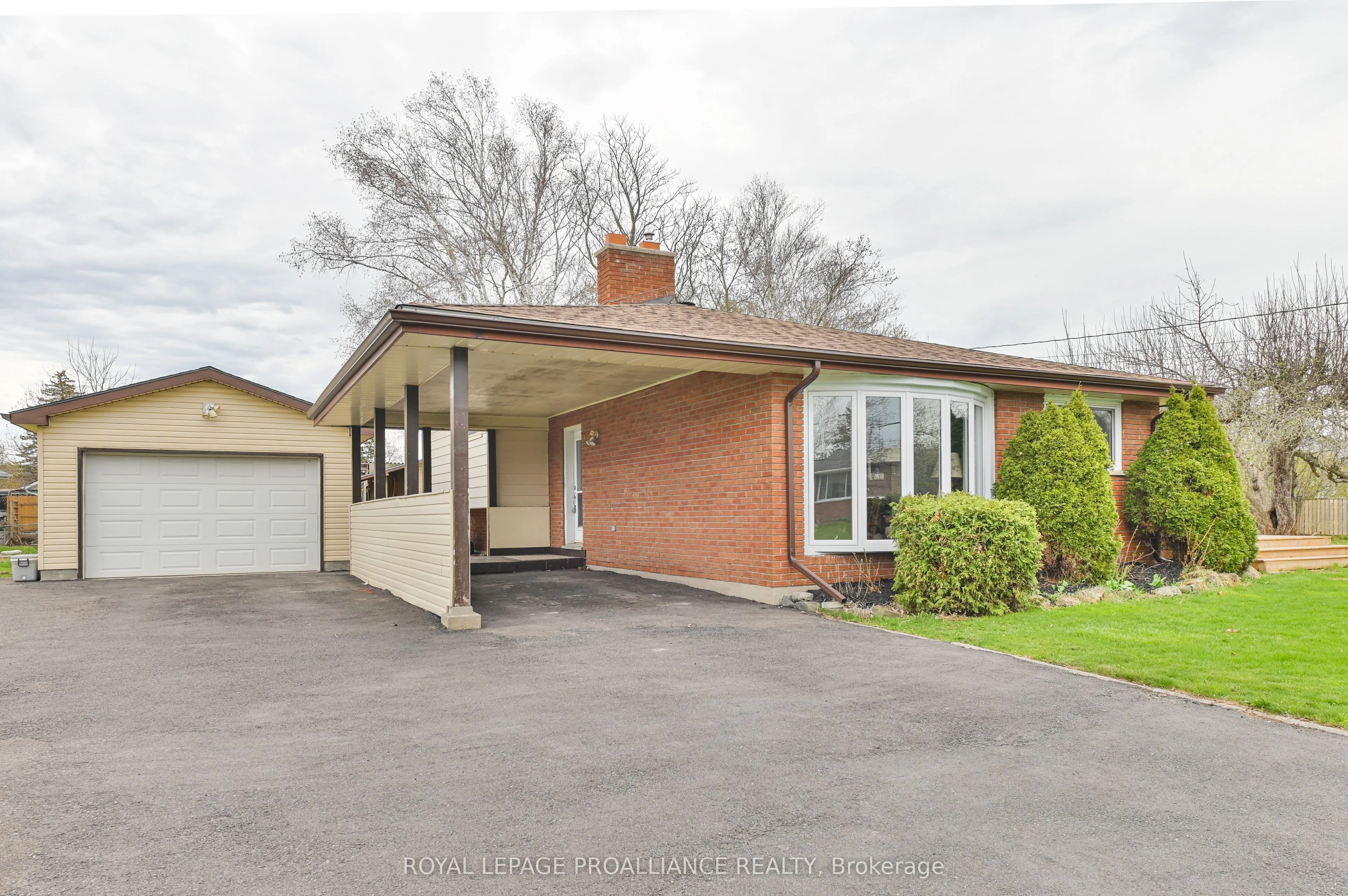16 Thurlow Drive, Belleville, ON K8N 0N8