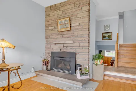 16 Thurlow Drive, Belleville, ON K8N 0N8