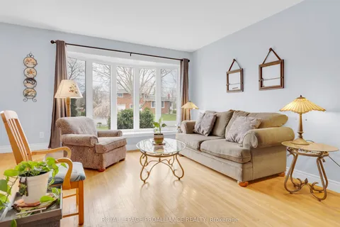 16 Thurlow Drive, Belleville, ON K8N 0N8
