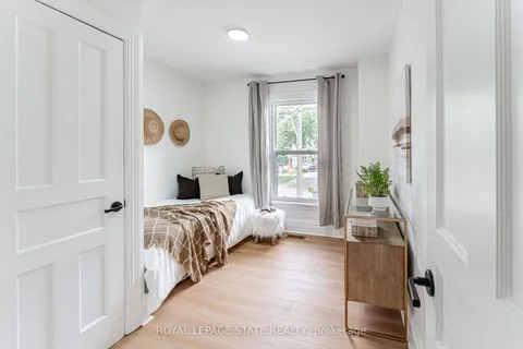 15 Barnesdale Avenue, Hamilton, ON L8L 6R4