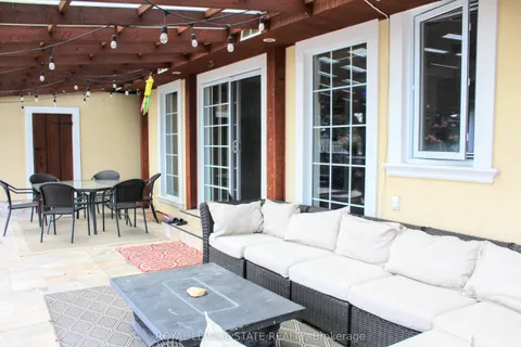 133 Chilton Drive, Hamilton, ON L8J 1L8