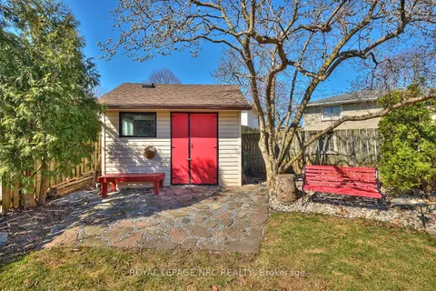 6484 Armstrong Drive, Niagara Falls, ON L2H 2M1