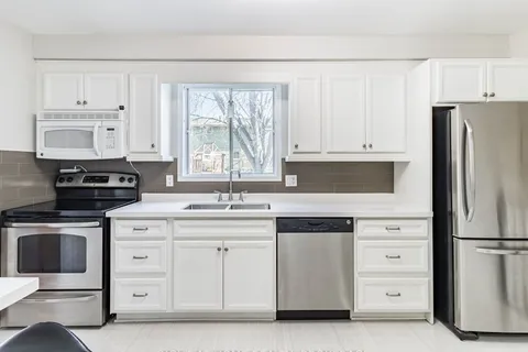 24 The Meadows Street, St. Catharines, ON L2N 7L1