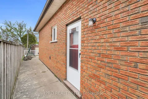 6 Leckie Avenue, Hamilton, ON L8J 2S8
