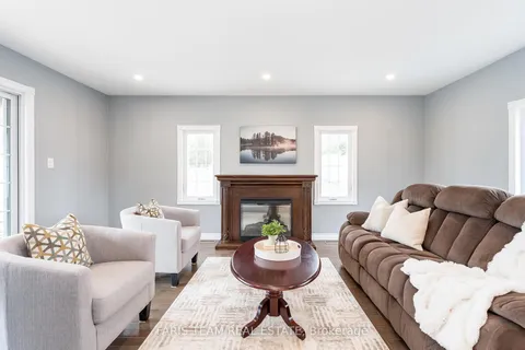 15 Lankin Avenue, Bracebridge, ON P1L 1Y4