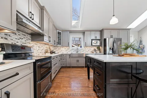 14 Thompson Court, Belleville, ON K8P 5C3