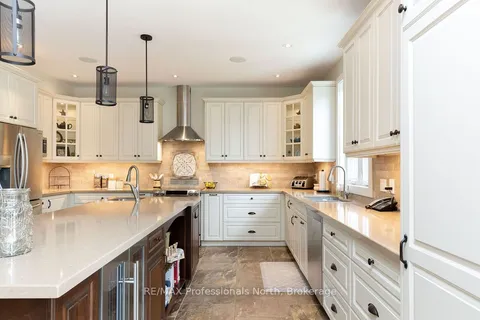 427 Skyhills Road, Huntsville, ON P1H 2N5