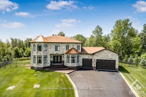 699 Ballycastle Crescent, Blossom Park - Airport and Area, ON K1X 0A4