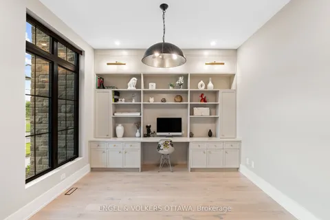 39 Winding Way, Barrhaven, ON K2C 3H1