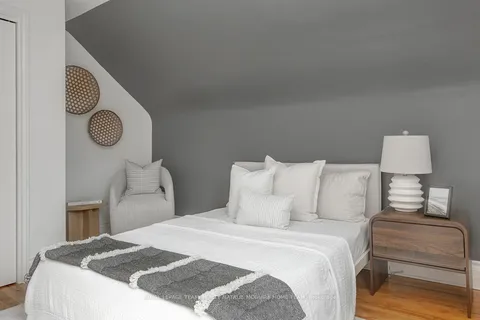 300 Oakdale Avenue, Tunneys Pasture and Ottawa West, ON K1Y 0E4