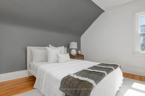 300 Oakdale Avenue, Tunneys Pasture and Ottawa West, ON K1Y 0E4