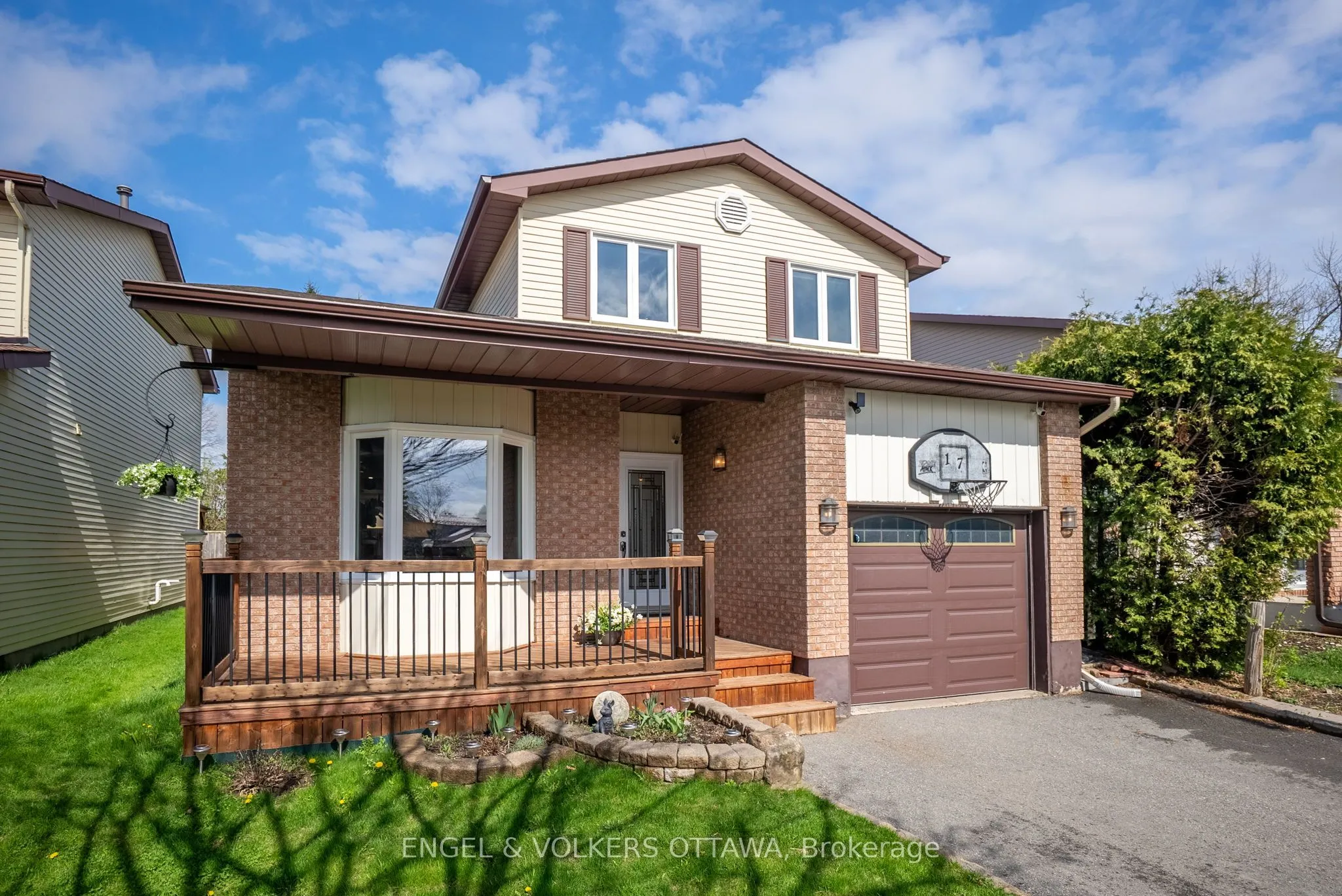 17 Glacier Street, Barrhaven, ON K2J 2M7