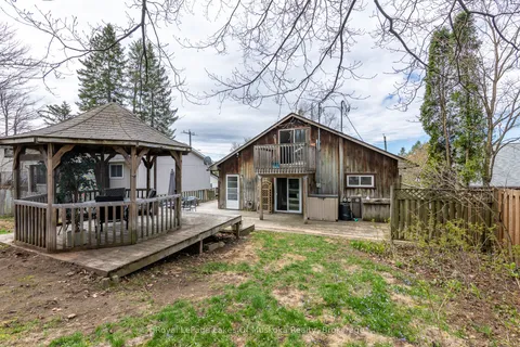16 Cliff Avenue, Huntsville, ON P1H 1G4