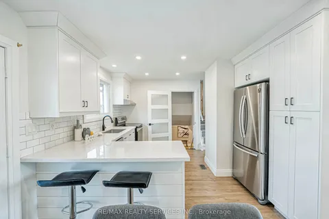 17 Shamrock Court, ON L8V 4E2