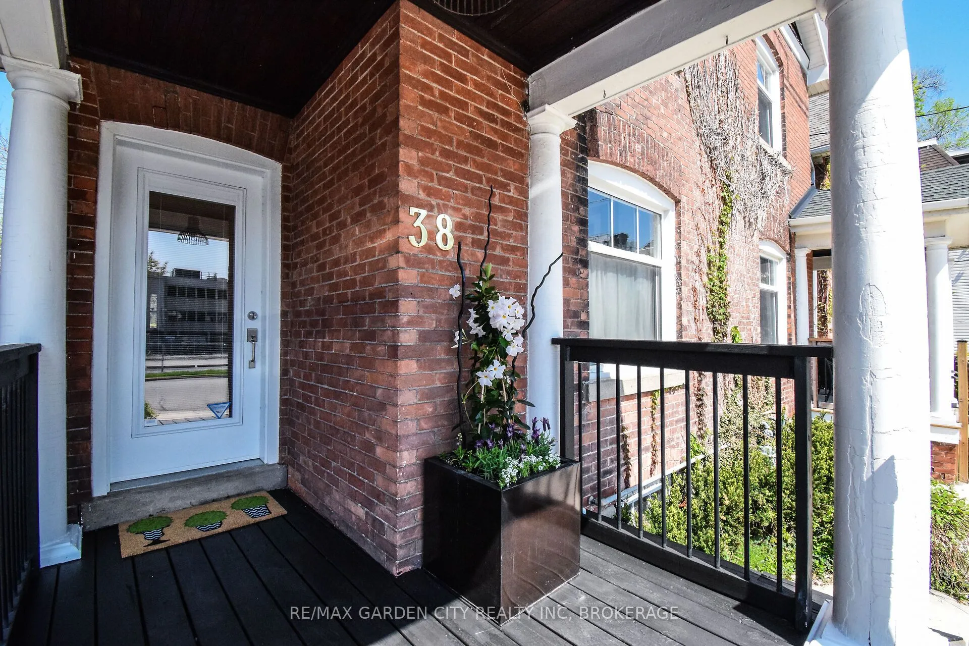 38 Academy Street, ON L2R 4Z8