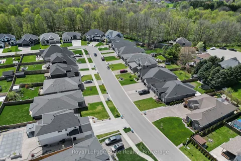 18 Kemp Crescent, ON N7G 0G5