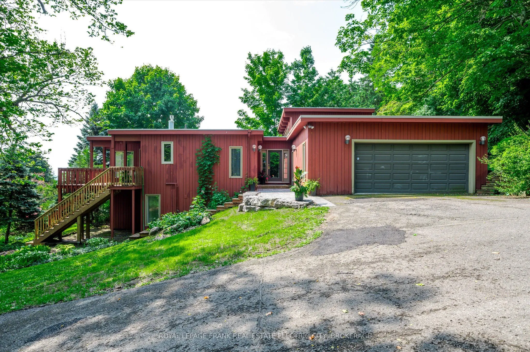 1 Montague Court, Peterborough West, ON K9J 7L5