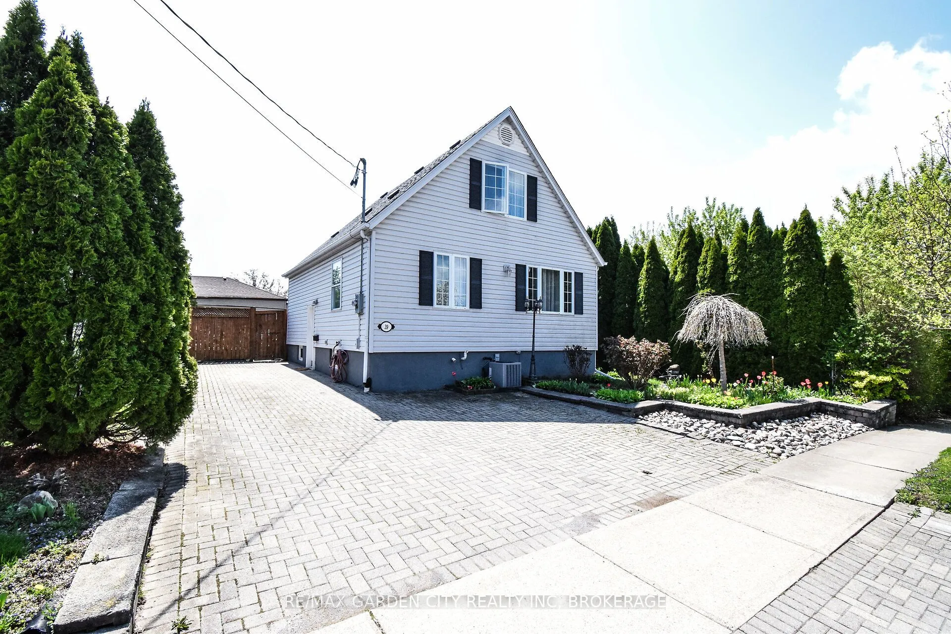 39 Clayburn Avenue, St. Catharines, ON L2P 2T8