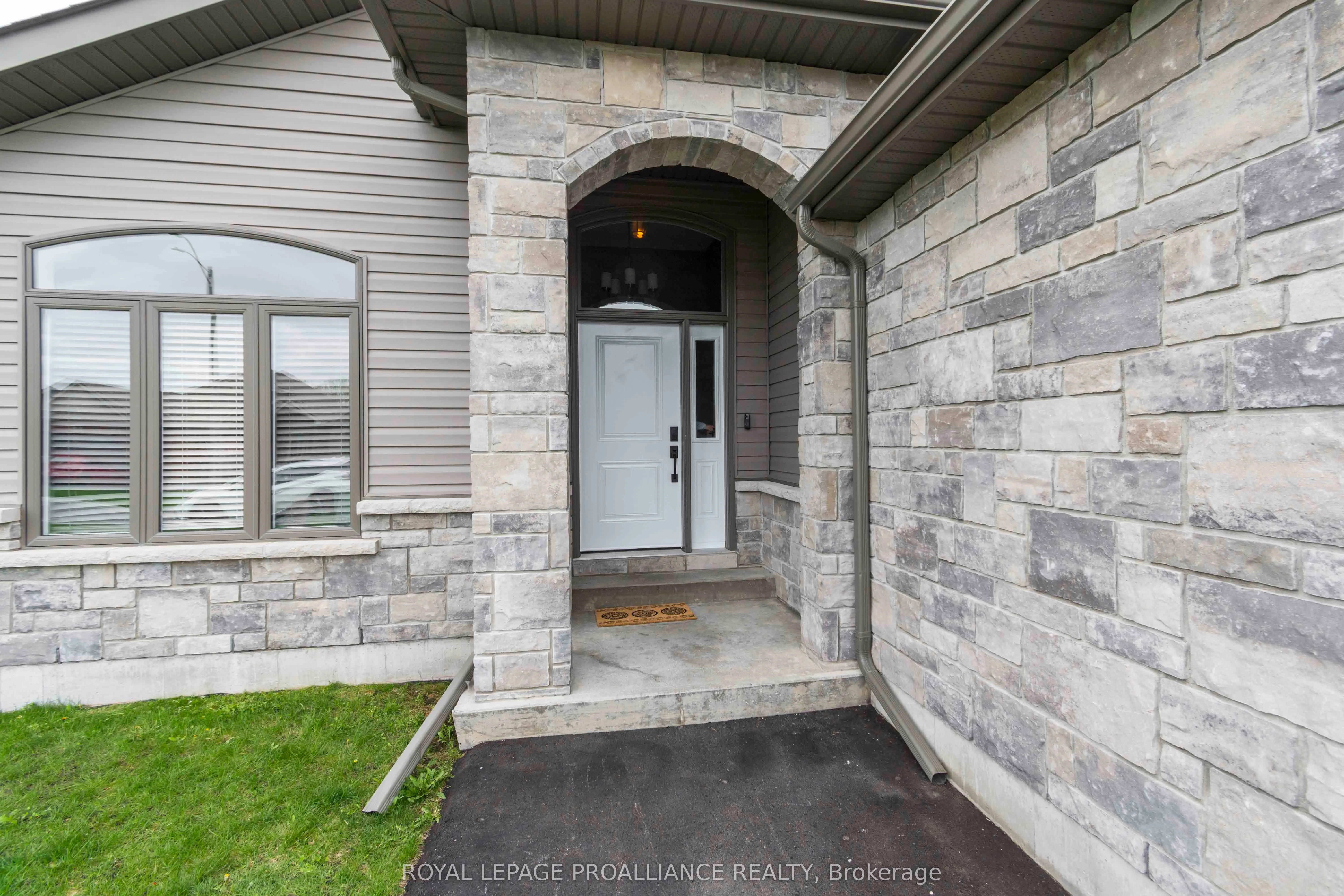 11 Brookfield Crescent, Quinte West, ON K8V 0H9