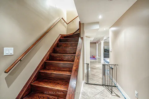 172 Alderlea Avenue, Hamilton, ON L9B 1M8