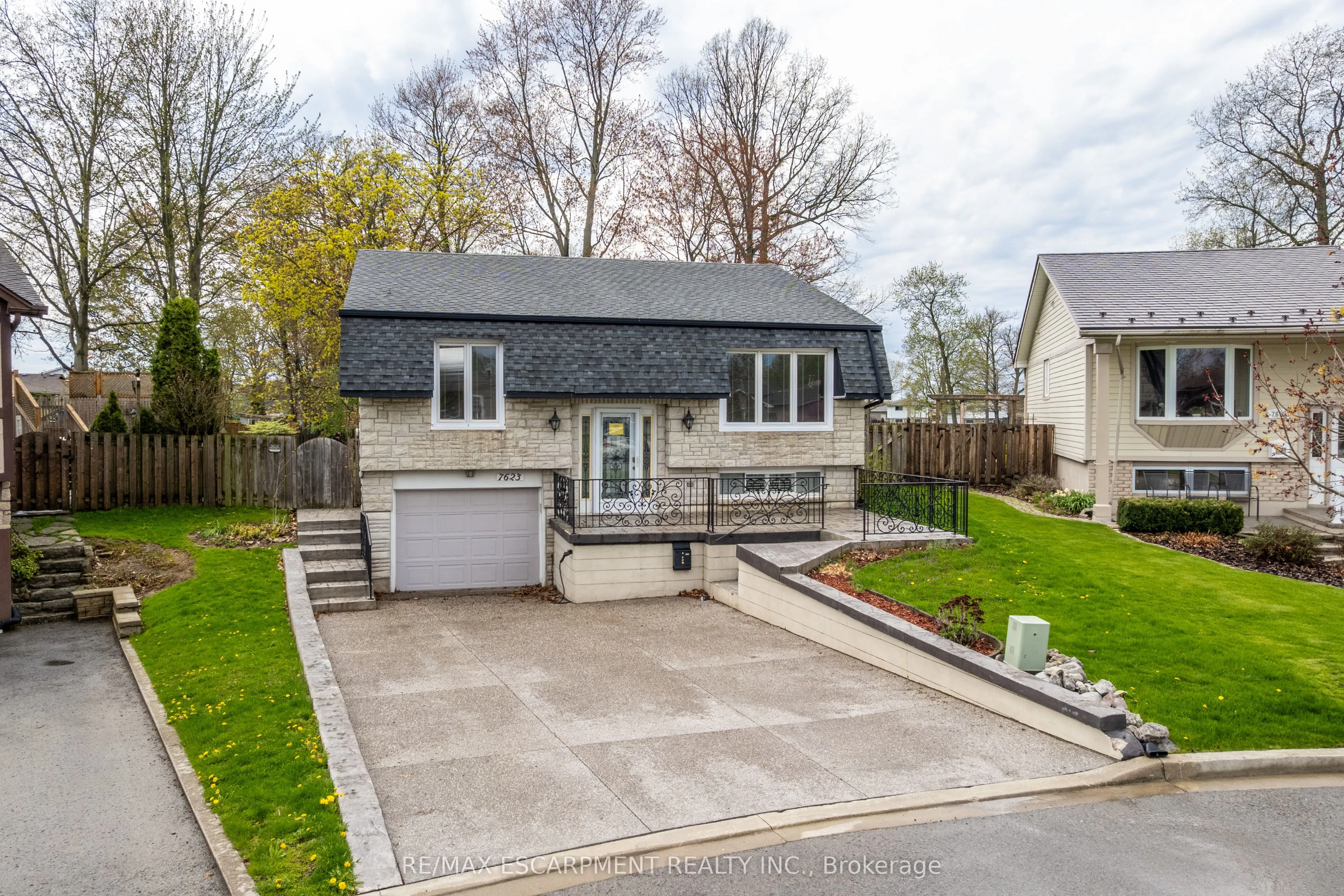 7623 Rainbow Crescent, Niagara Falls, ON L2G 7K5